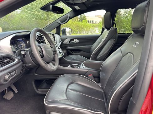 Used 2025 Chrysler Pacifica Limited FWD image 9