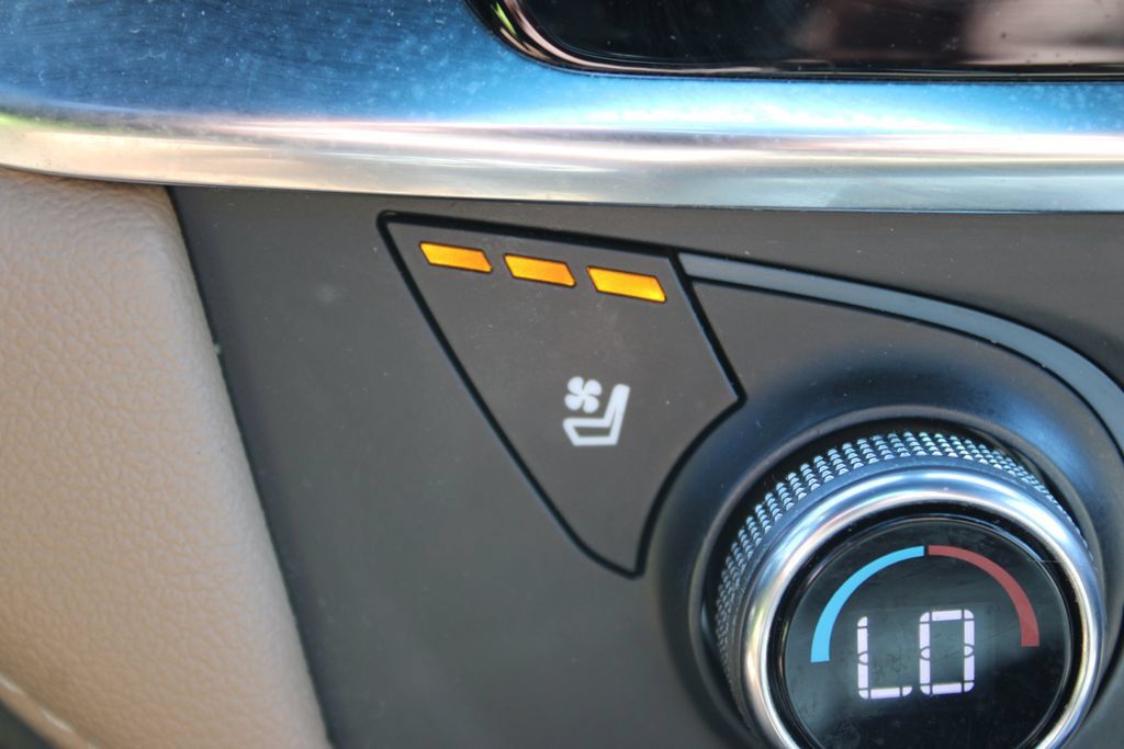 Used 2023 Chevrolet Traverse Premier FWD image 56