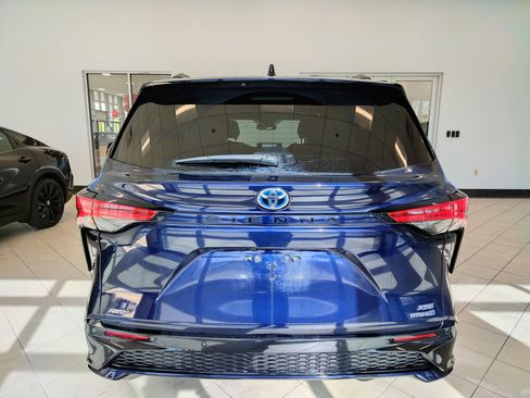 Used 2023 Toyota Sienna XSE w/ XSE Plus Package AWD/4WD image 4