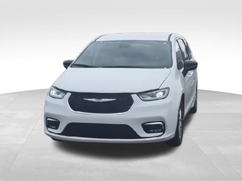 Used 2024 Chrysler Pacifica Touring-L FWD image 3