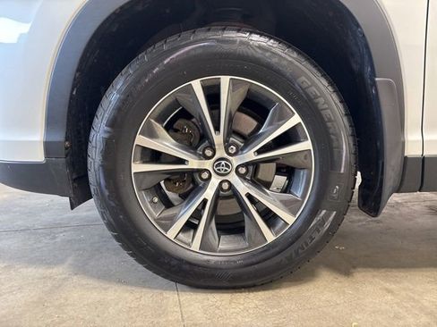 Used 2019 Toyota Highlander Plus AWD/4WD image 10