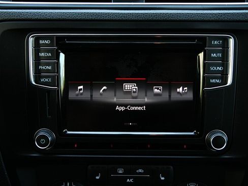 Used 2017 Volkswagen Jetta SE FWD image 19