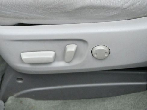Used 2017 Toyota Sienna XLE w/ XLE Navigation Package FWD image 16