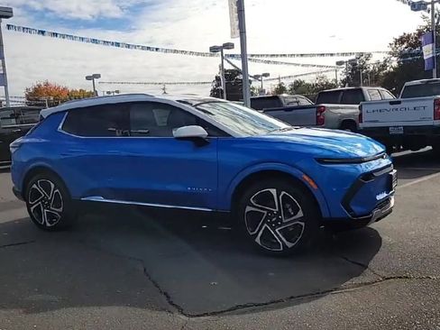 New 2026 Chevrolet Equinox EV LT image 2