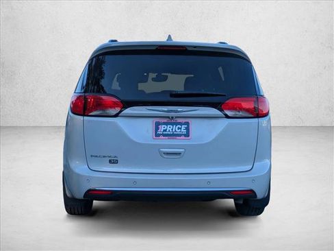 Used 2020 Chrysler Pacifica Touring-L image 7