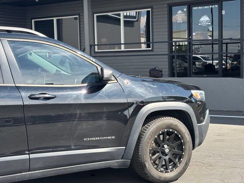 Used 2019 Jeep Cherokee Trailhawk AWD/4WD image 4