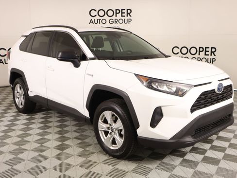 Used 2021 Toyota RAV4 LE image 1