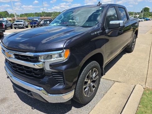 Used 2022 Chevrolet Silverado 1500 LT AWD/4WD image 2