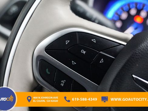 Used 2017 Chrysler Pacifica Limited w/ Advanced Safetytec Group FWD image 21