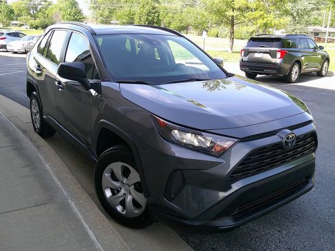Used 2021 Toyota RAV4 LE FWD image 4