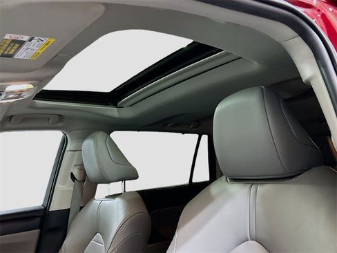 Used 2023 Toyota Highlander XLE image 19