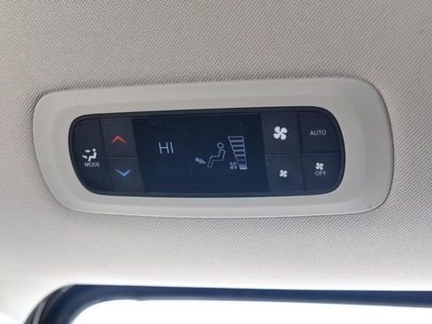 Used 2024 Chrysler Pacifica Select image 21