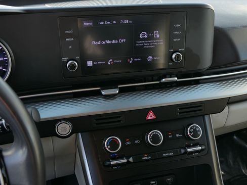 Used 2023 Kia Carnival LX image 18