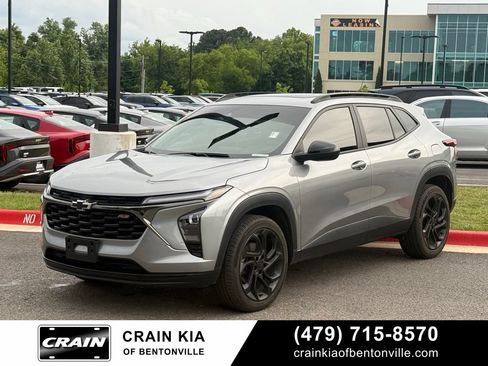 Used 2025 Chevrolet Trax RS w/ Sunroof Package FWD image 3