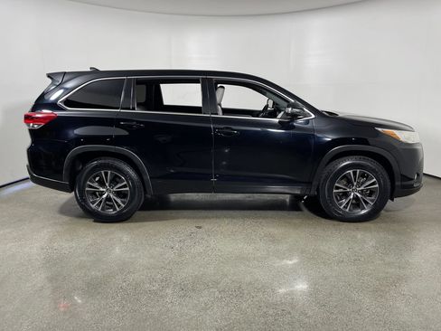 Used 2018 Toyota Highlander Plus w/ Carpet Mat Package (TMS) FWD image 2