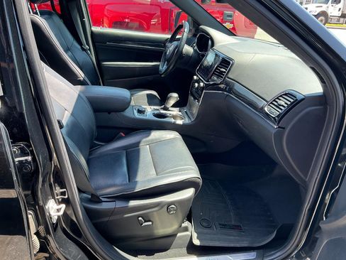 Used 2019 Jeep Grand Cherokee Overland AWD/4WD image 25