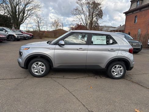 New 2026 Hyundai Venue SE image 4