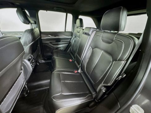 Used 2025 Jeep Grand Cherokee Limited w/ Luxury Tech Group II AWD/4WD image 24