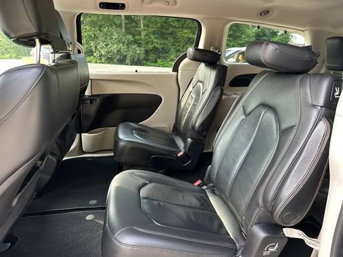 Used 2017 Chrysler Pacifica Touring-L FWD image 17