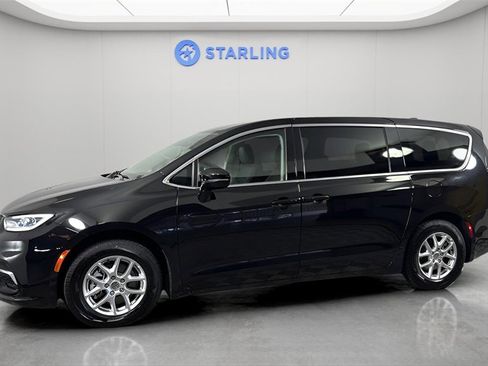 Used 2024 Chrysler Pacifica Touring-L image 2