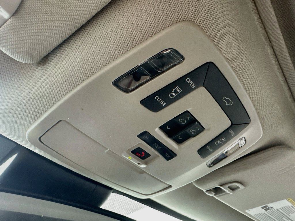 Used 2024 Toyota Sienna XLE FWD image 35