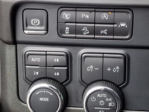Used 2025 Chevrolet Suburban Z71 AWD/4WD image 25
