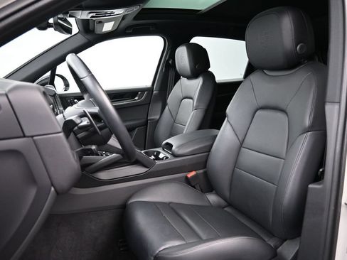 Certified 2025 Porsche Cayenne AWD/4WD image 5