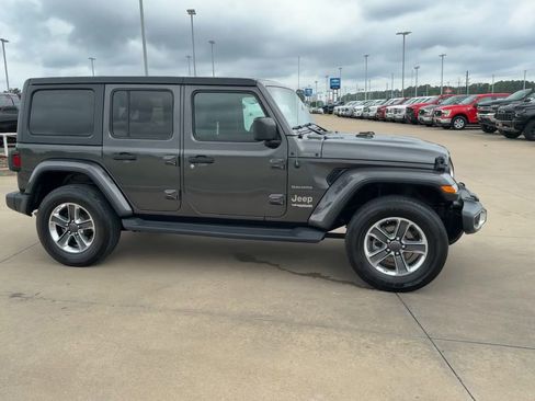 Used 2020 Jeep Wrangler Unlimited Sahara image 9