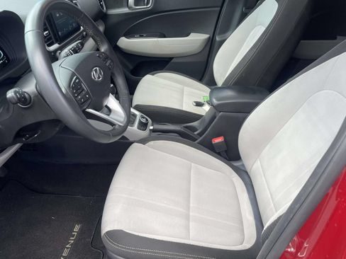Used 2024 Hyundai Venue SEL FWD image 19