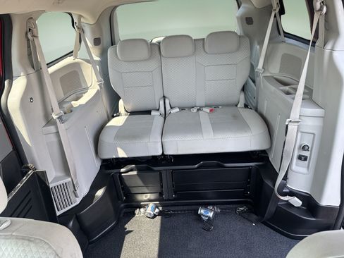 Used 2010 Dodge Grand Caravan SXT w/ Trailer Tow Group FWD image 22