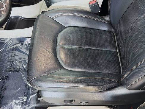 Used 2019 Chrysler Pacifica Touring-L FWD image 23