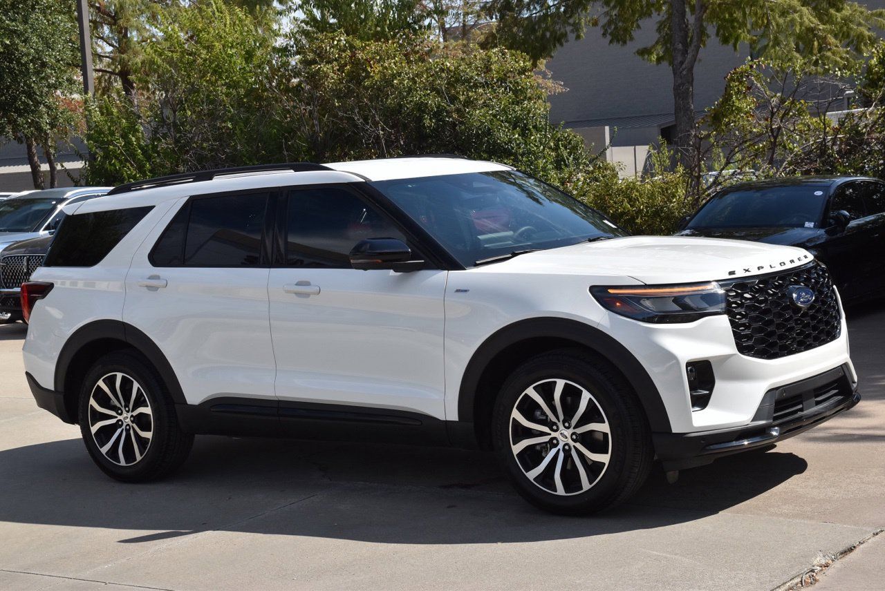Certified 2025 Ford Explorer ST-Line RWD image 5