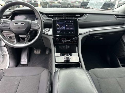 Used 2023 Jeep Grand Cherokee Laredo image 17