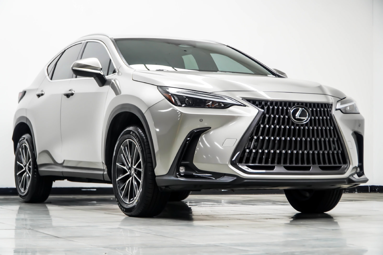 Used 2025 Lexus NX 250 FWD w/ Towing Package (2000 Lbs) image 4