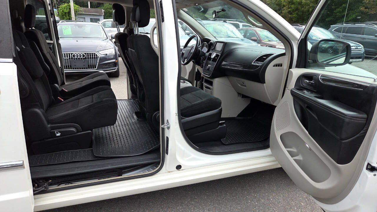 Used 2011 Chrysler Town & Country Touring FWD image 46