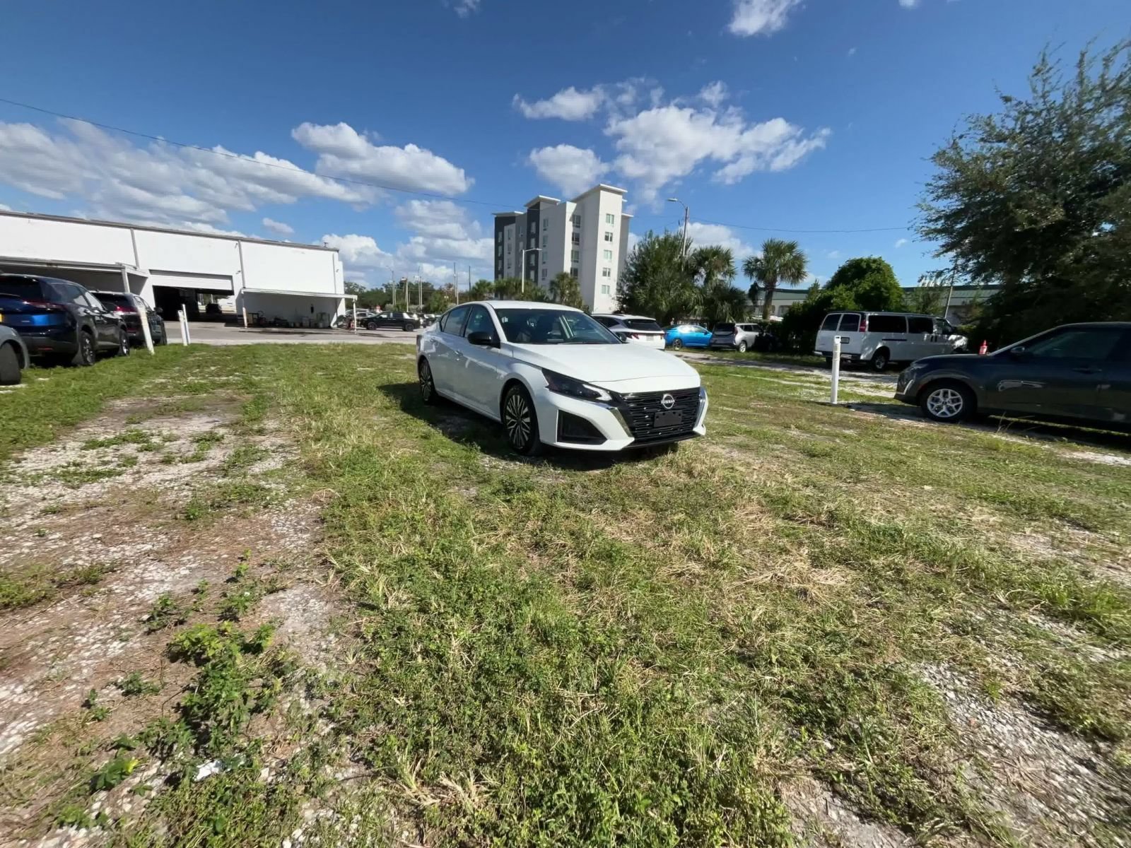 Used 2025 Nissan Altima 2.5 SV FWD image 3