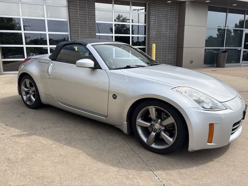 Used 2008 Nissan 350Z Touring RWD image 2