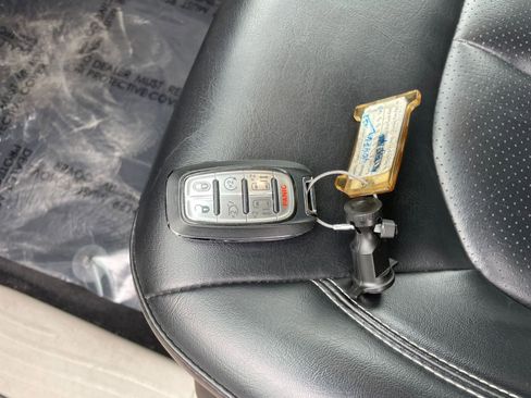 Used 2023 Chrysler Pacifica Touring-L image 21