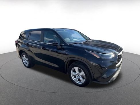 Used 2025 Toyota Highlander LE image 3