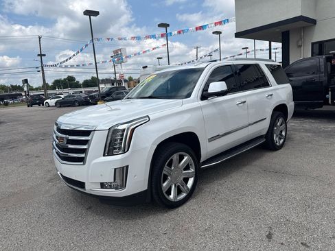 Used 2017 Cadillac Escalade Luxury AWD/4WD image 2