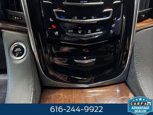 Used 2016 Cadillac Escalade Luxury AWD/4WD image 16