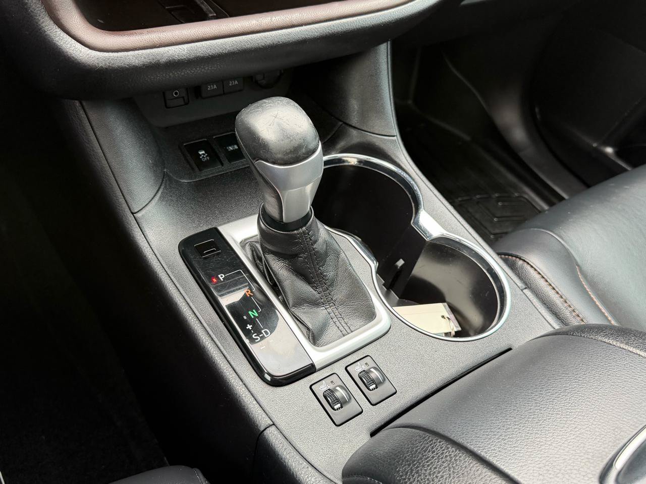 Used 2019 Toyota Highlander XLE FWD image 19