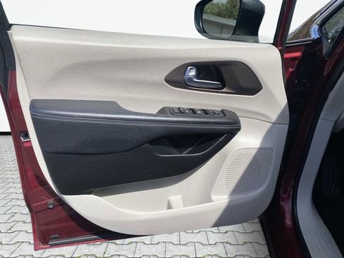 Used 2023 Chrysler Voyager LX FWD image 39