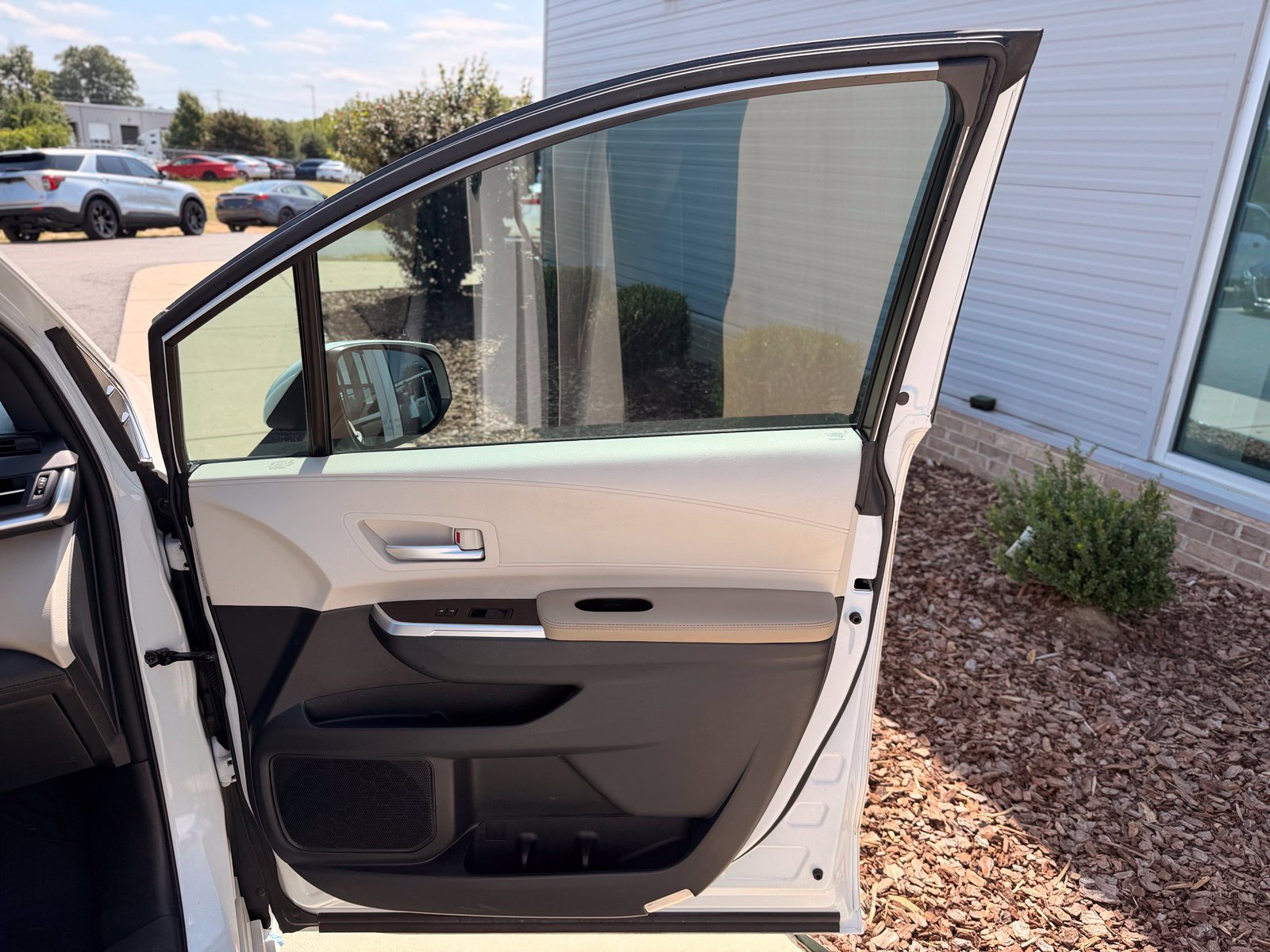Used 2021 Toyota Sienna XLE FWD image 26