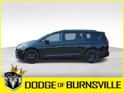 Used 2025 Chrysler Pacifica Limited FWD image 4