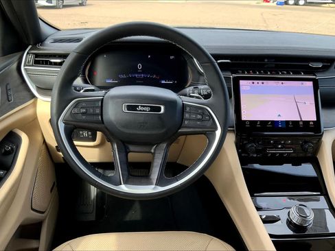 Used 2023 Jeep Grand Cherokee L Limited w/ Luxury Tech Group II AWD/4WD image 6
