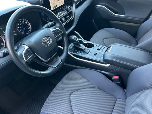 Used 2023 Toyota Highlander LE AWD/4WD image 9