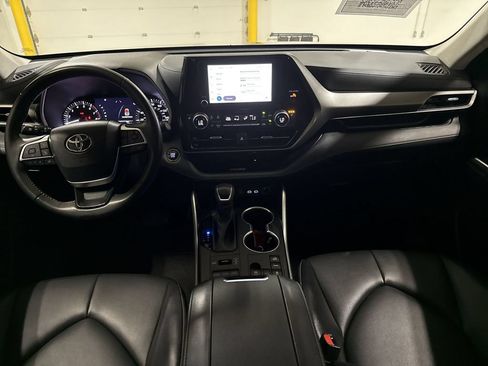 Used 2023 Toyota Highlander XLE AWD/4WD image 10