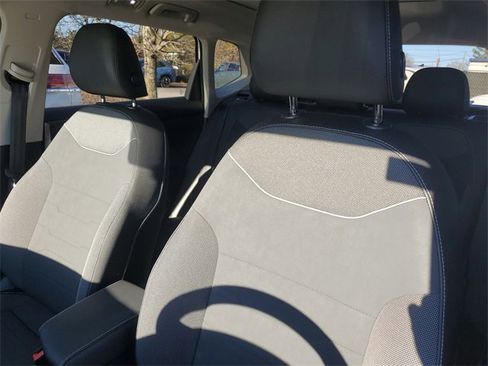 Certified 2025 Volkswagen Taos SE image 19