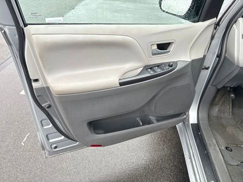 Used 2015 Toyota Sienna LE image 19